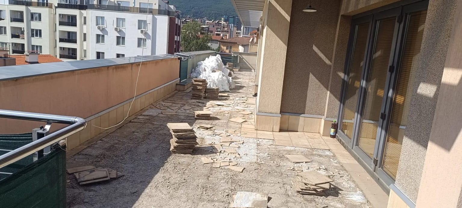 премахване на стари плочки от тераса в София