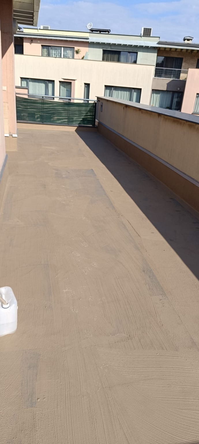 детайл с хидроизолационна лента при ремонт на тераса